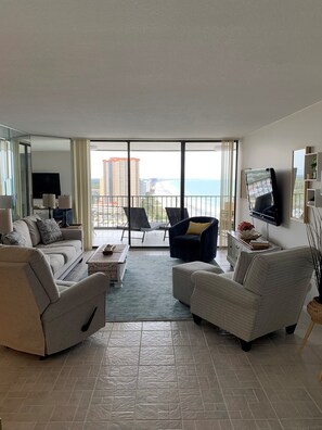Smart TV - Home with THE View - Oceanfront - Maison Sur Mer (Myrtle Beach)