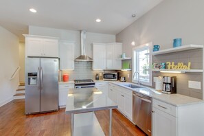 Fridge, microwave, oven, stovetop - *Game Room* Rooftop Deck* Close to Downtown* (Nashville)