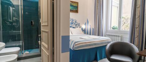 Chambre classique | Literie de qualité, lit avec matelas à plateau-coussin, coffre-fort