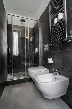 Deluxe Quadruple Room | Bathroom - Teresa Rooms&Suites  (La Spezia)