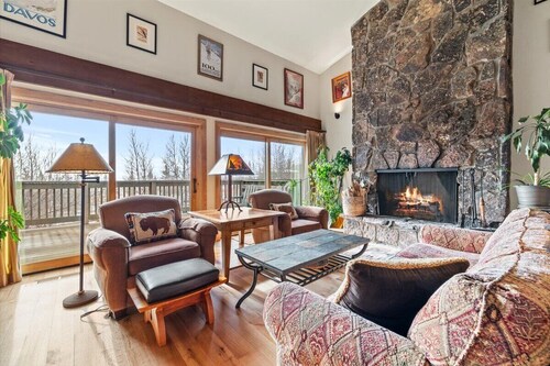 Ski in/out Teton Village 4 Bedrooms, 3 Baths with Great Views, Sauna + Fireplace