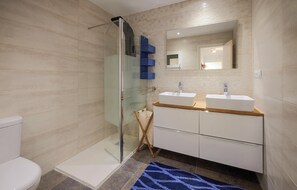 Shower - 3 bedroom stunning apartment in Pineda de Mar (Pineda de Mar)