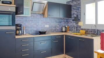 Een koelkast, een oven, een kookplaat, een vaatwasser