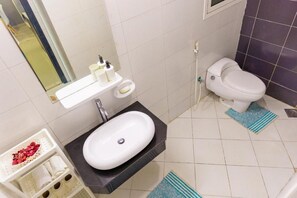 Shower - Himalaya Homes Lovely 1 Bedroom Apartment (Dubai)