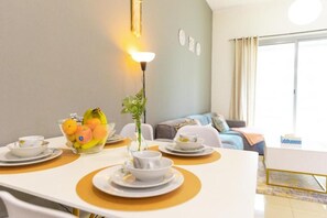 Dining - Himalaya Homes Lovely 1 Bedroom Apartment (Dubai)