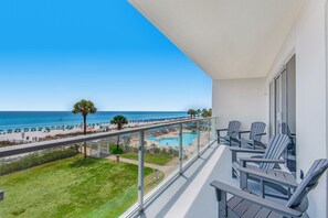 Terrace/patio - 🏖️ ☀️Summer’s Calling!! Stunning oceanfront Views! Heated Pool & Hot Tub 🐬🌊 (Destin)