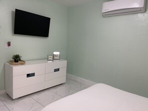 1 dormitorio, tabla de planchar con plancha, wifi y ropa de cama