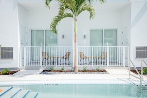 标准开间, 露台, 池畔 | 露台