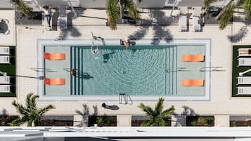 Piscine extérieure, chaises longues