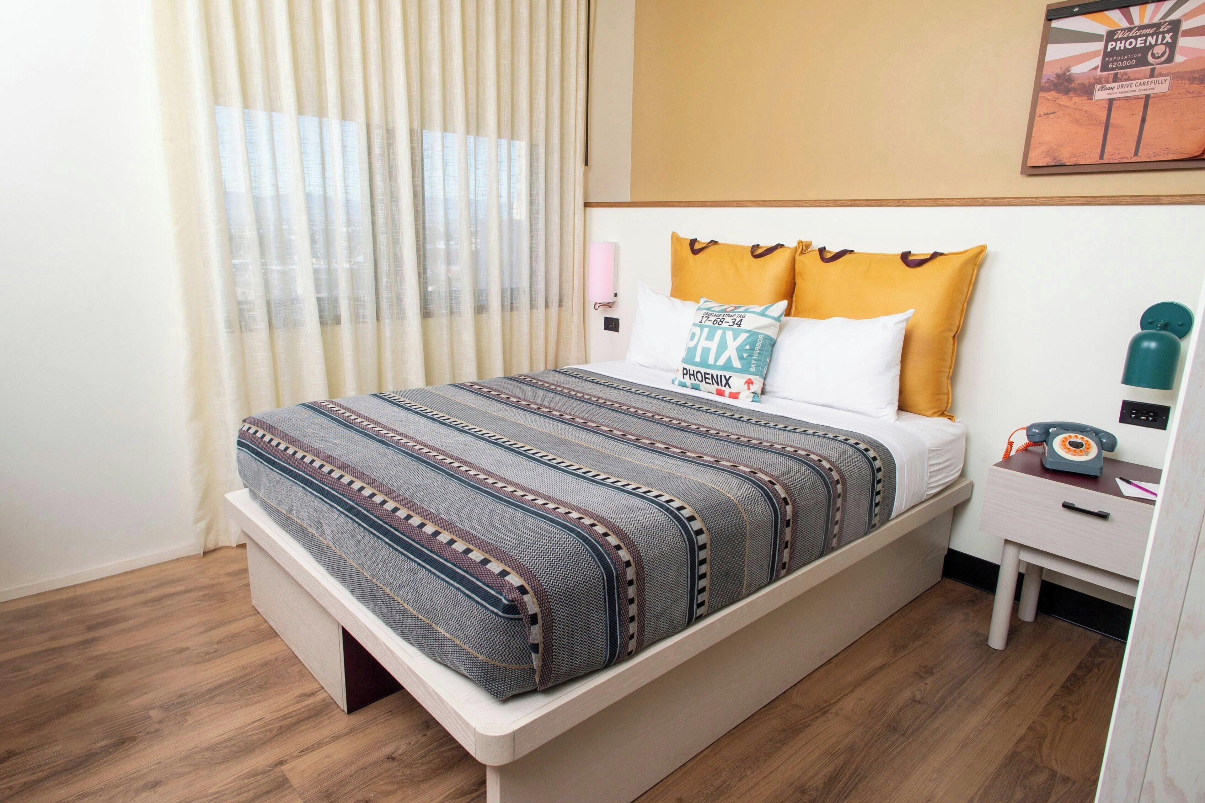 Escritorio, cortinas blackout, wifi gratis y ropa de cama 