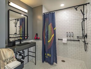 シャワー、タオル、石鹸、シャンプー