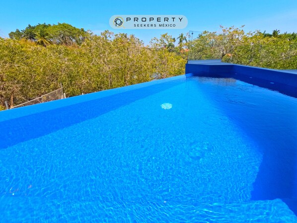 Alberca al aire libre y alberca infinita