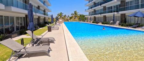 Piscina all'aperto, una piscina a sfioro