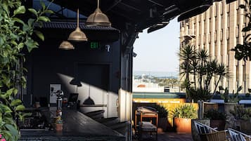 2 bar/ruang istirahat, bar atas bumbung