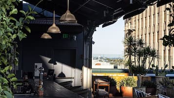 2 Bars/Lounges, Bar auf der Dachterrasse