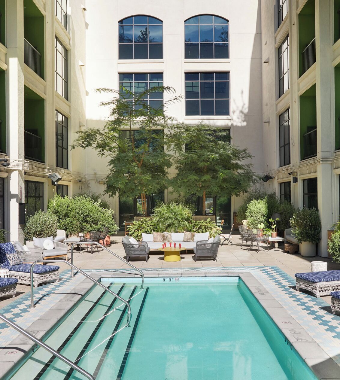 Una piscina al aire libre