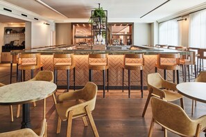 2 間餐廳；供應早餐、午餐、晚餐和早午餐