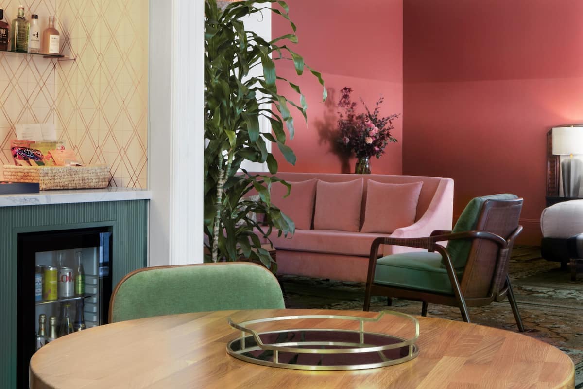 Mini-KĂŒhlschrank, Espressomaschine, Wasserkocher mit Kaffee-/Teezubehör