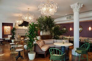 2 restaurants, breakfast, lunch, dinner served; Californian cuisine