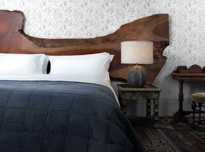 Luxe beddengoed, een minibar, een kluis op de kamer
