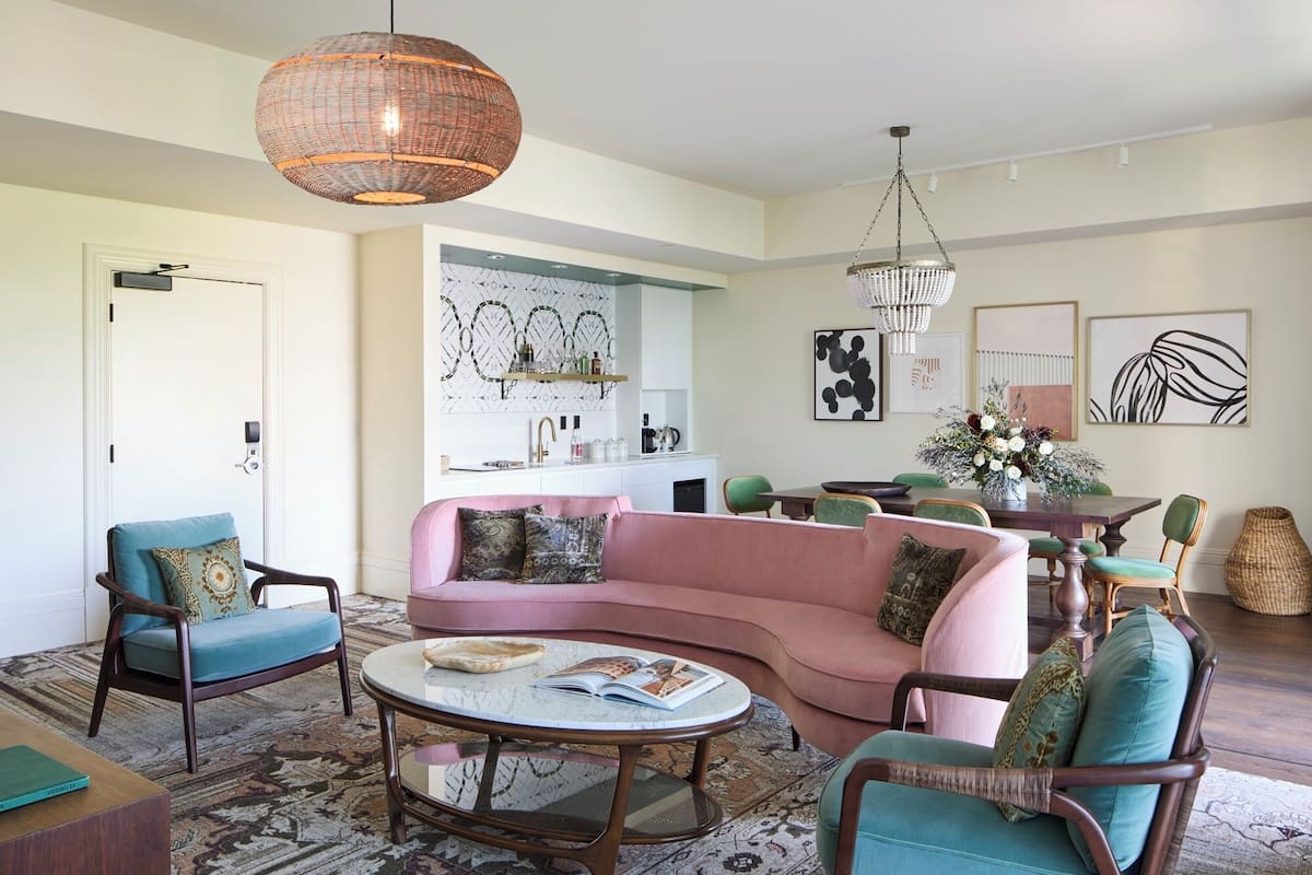 Superior-Suite, Mehrere Betten (Aster Two Bedroom Suite) | Wohnbereich | 55-Zoll-Smart-TV mit Kabelempfang, Fernseher, Stereoanlage