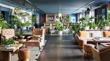 2 restaurantes, se sirven desayunos, comidas y cocina californiana