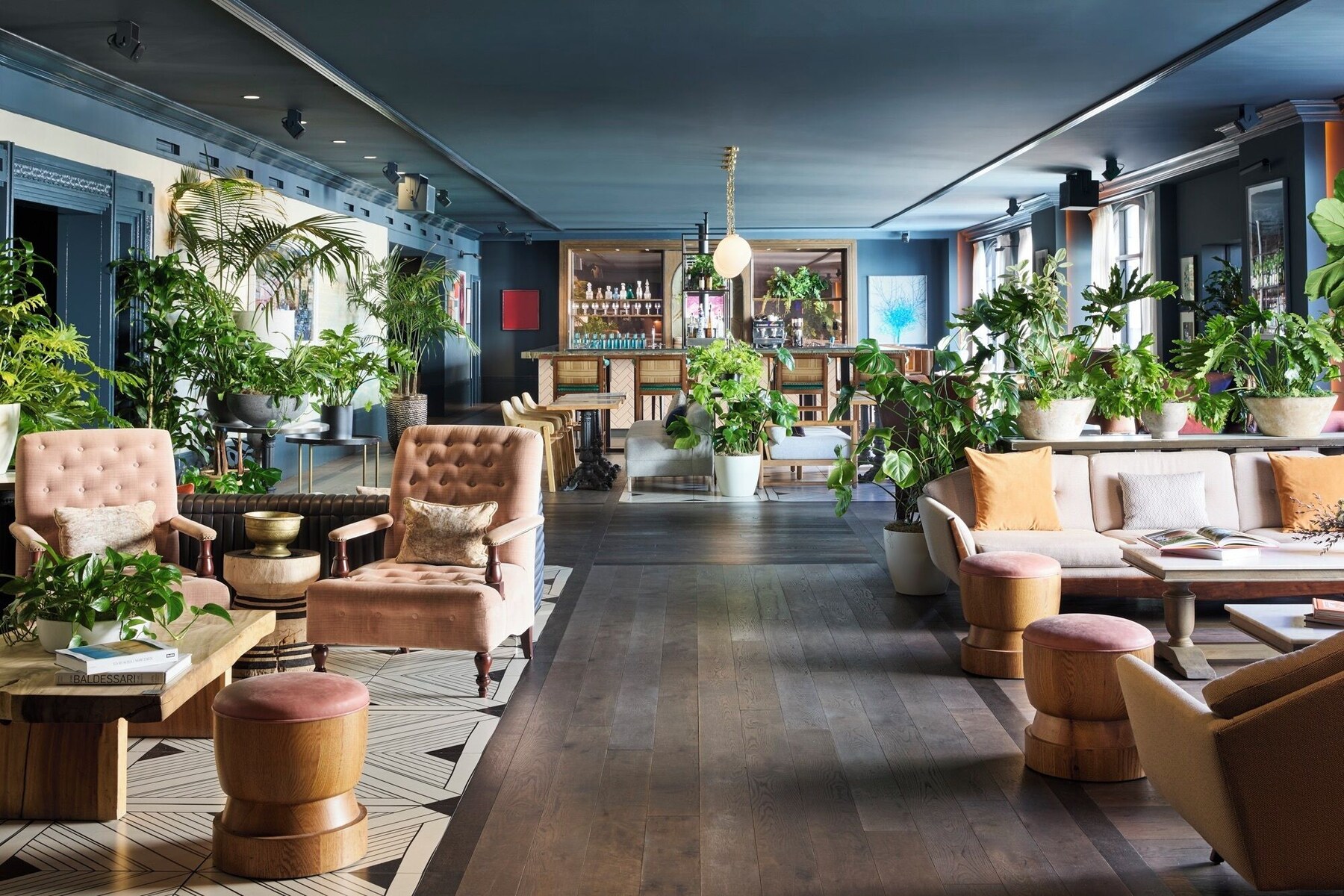 2 restaurants; breakfast, lunch, dinner and brunch served 