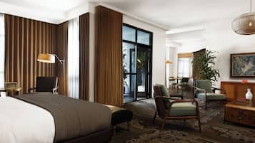 Luxe beddengoed, een minibar, een kluis op de kamer