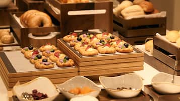 Daily buffet breakfast (KRW 38000 per person)