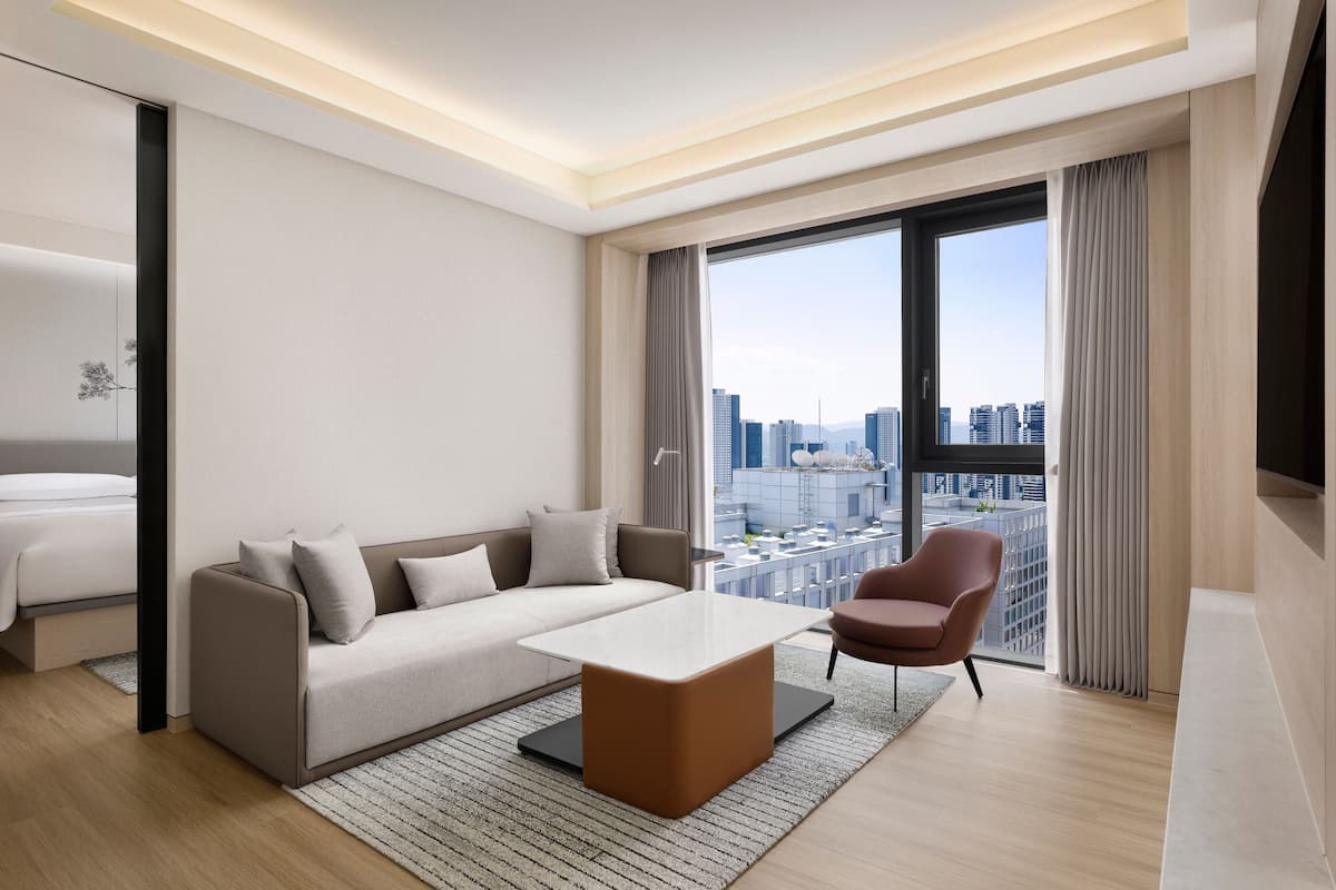Suite, 1 King Bed, Non Smoking, City View