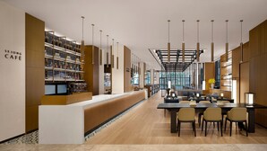 Un intérieur moderne comprenant un comptoir d’accueil, un espace détente et des étagères remplies d’objets.