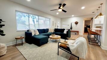 Smart-tv en een tafeltennistafel