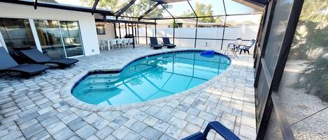 Een binnenzwembad, een verwarmd zwembad