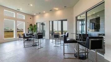 Deluxe Studio | Free WiFi, bed sheets