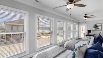 4 slaapkamers, een bureau, een strijkplank/strijkijzer, gratis wifi