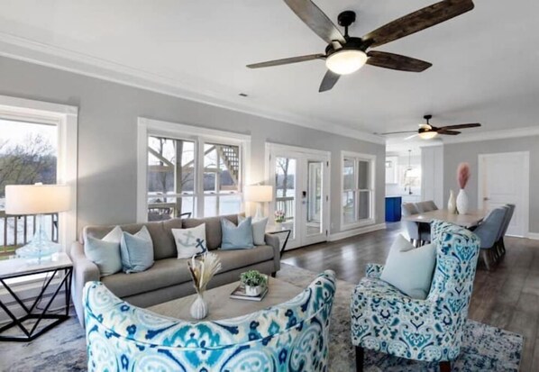 Smart TV, fireplace, computer monitors