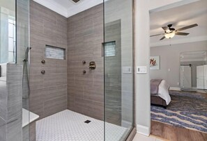 Dusche, Haartrockner, Handtücher, Toilettenpapier