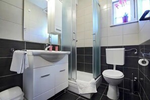 Dusche, Haartrockner, Handtücher, Seife