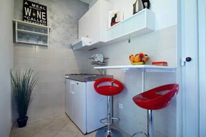 Kühlschrank, Herdplatte, Wasserkocher, Kochgeschirr/Geschirr/Besteck