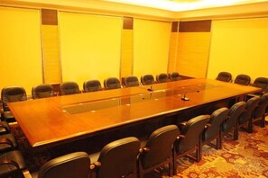 A conference room with a long table, multiple chairs, and a carpeted floor. - Sheng Shi Jin Hai Grand Hotel (Nayong)