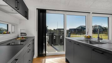 Kjøleskap, oppvaskmaskin og kaffetrakter/tekoker