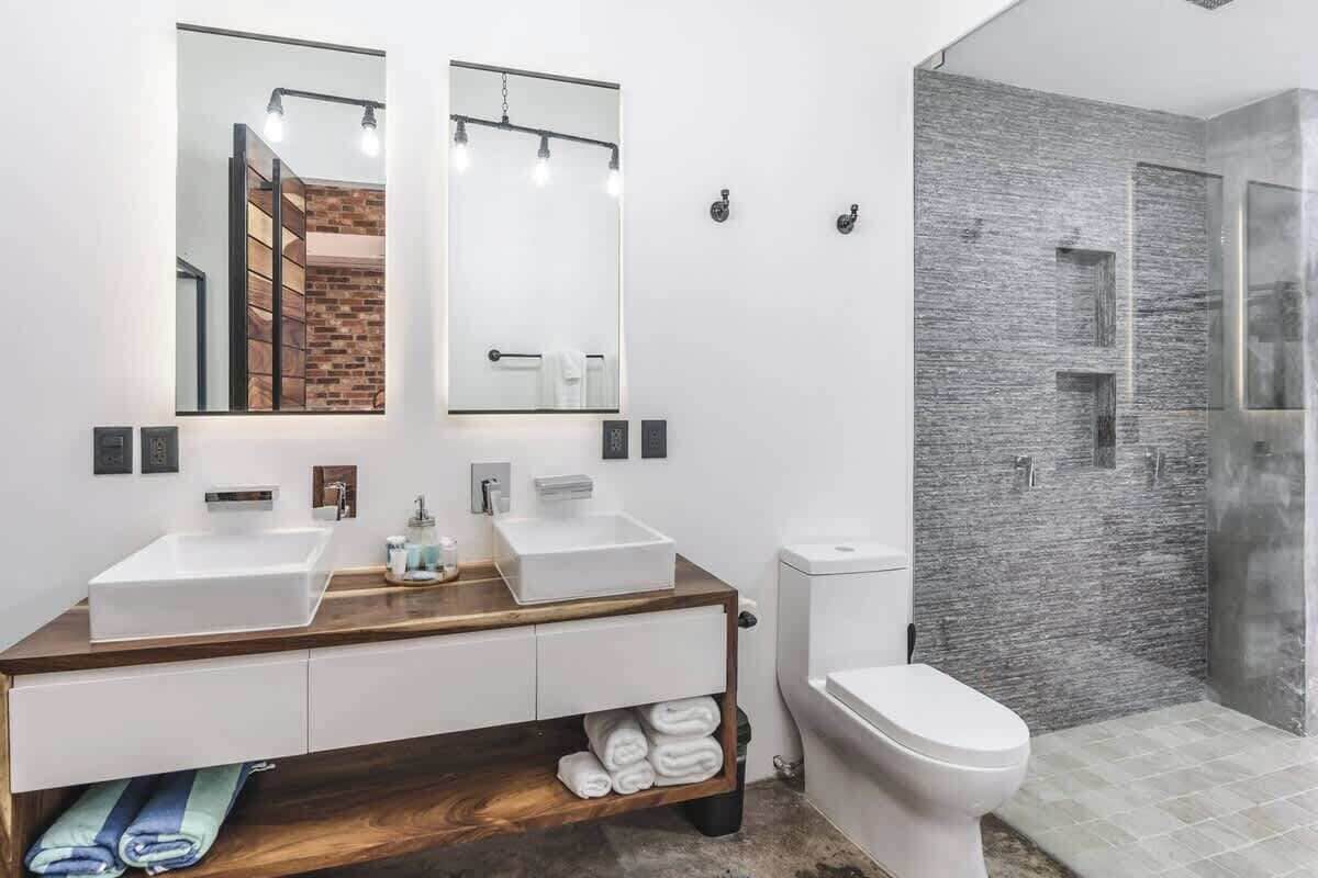 Ducha, secador de pelo, toallas y champú
