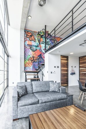 Een televisie en een kantoor