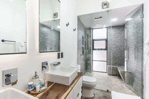 Dusche, Haartrockner, Handtücher, Shampoo