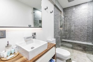 Douche, sĂšche-cheveux, serviettes fournies, shampoing