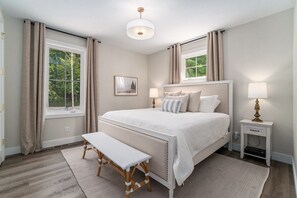 5 bedrooms, desk, travel cot, free WiFi