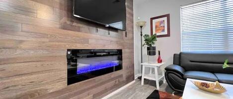 Télévision, cheminée, espaces bureaux