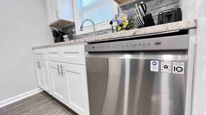 Réfrigérateur, micro-ondes, lave-vaisselle, cafetière/bouilloire