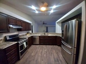 Geladeira, micro-ondas, fogão, cooktop