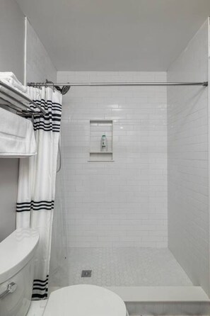Bathtub, hair dryer - Bright, colorful home near Market & HPU (High Point)